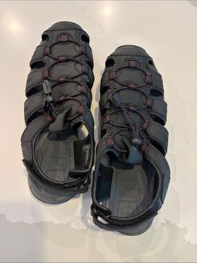 Black Outdoor Women’s Water Shoes/ Sandals Size 9m with Pink Accent